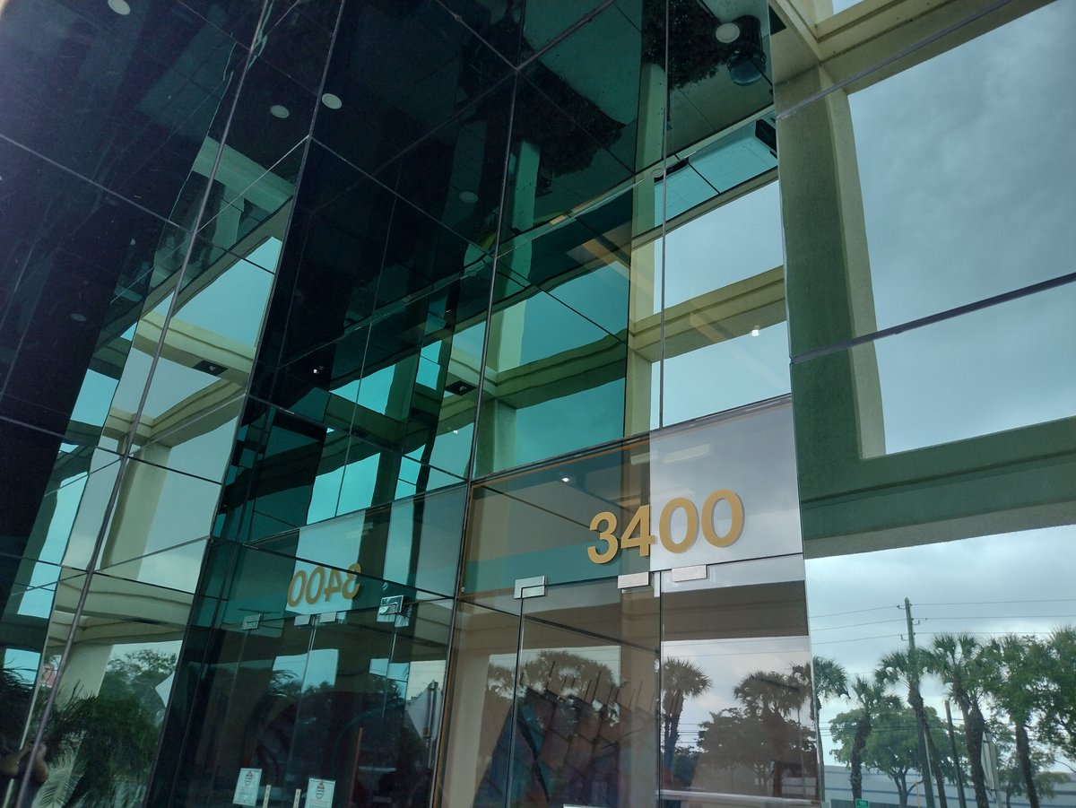 Immeuble commercial en verre avec nettoyage de vitres extérieur à Fort Lauderdale
