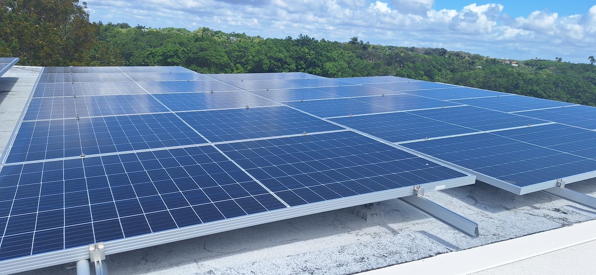 Sistema comercial de paneles solares en techo del sur de la Florida