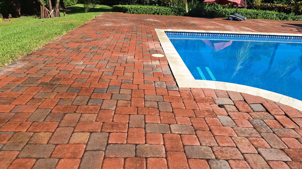 Pavés et terrasse de piscine propres après lavage à pression dans le sud de la Floride