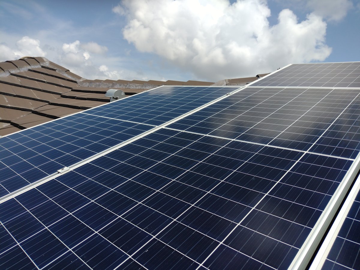 Limpieza de paneles solares residenciales en techo del sur de la Florida