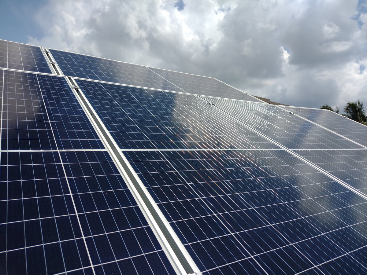Limpieza de paneles solares en el sur de la Florida