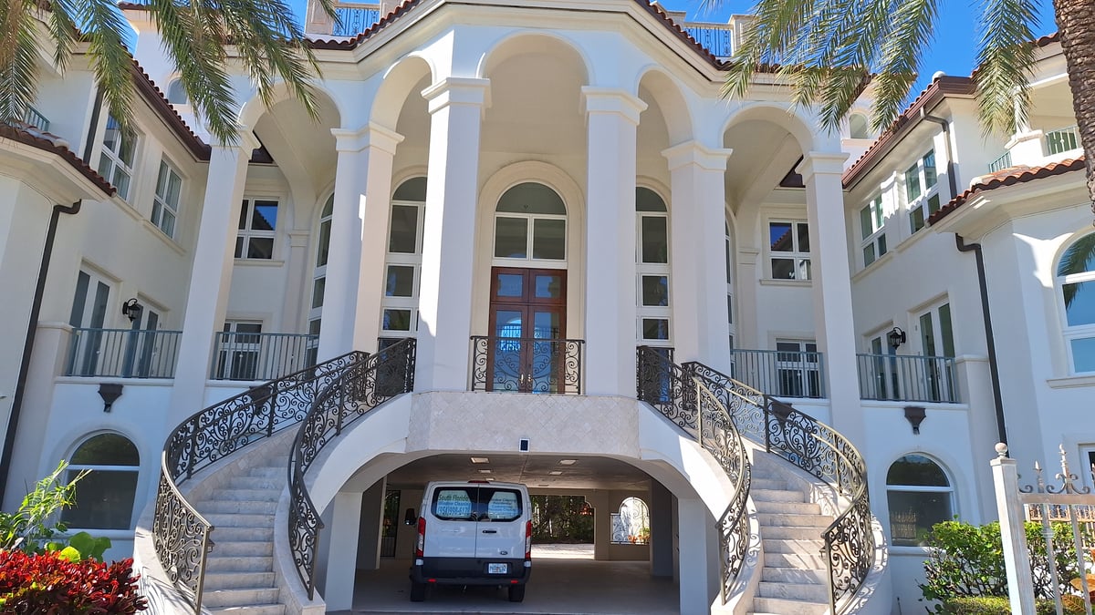 Camionnette de South Florida Window Cleaning devant une résidence de luxe
